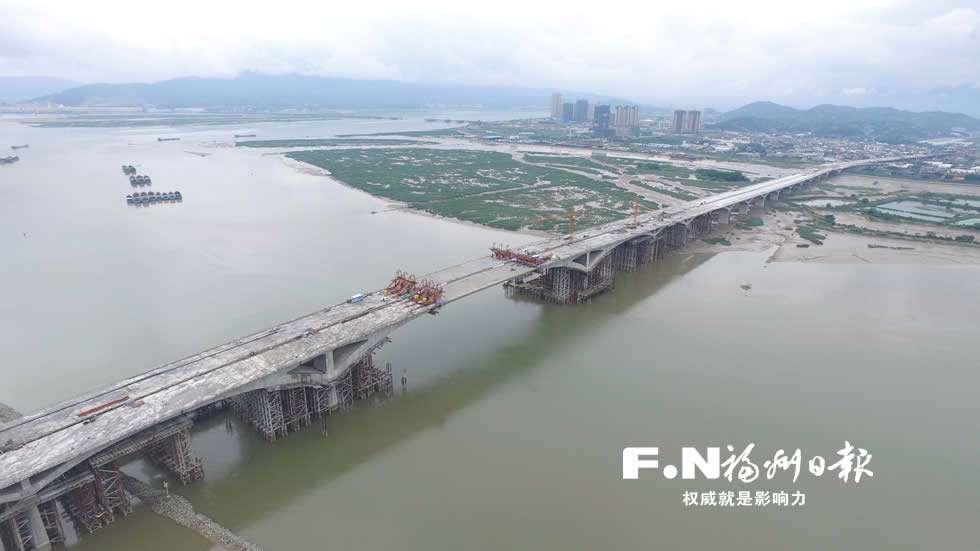 福州馬尾大橋內(nèi)襯不銹鋼復(fù)合管跨江管道項目(圖1)